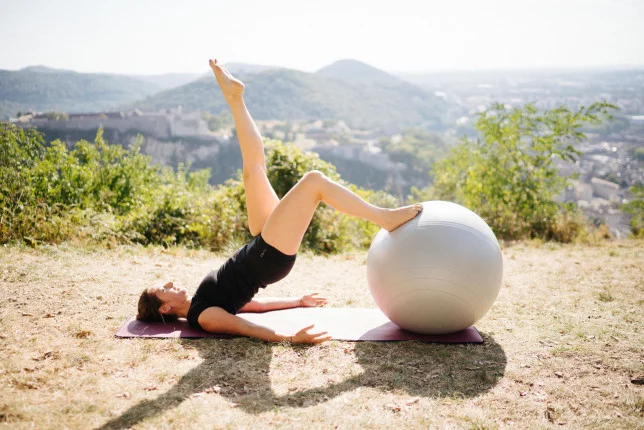 Sophie Fleutelot qui pratique le Pilates avec un Swiss ball