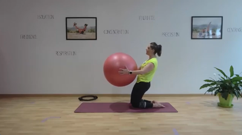 Exercice Pilates ballon entre les mains
