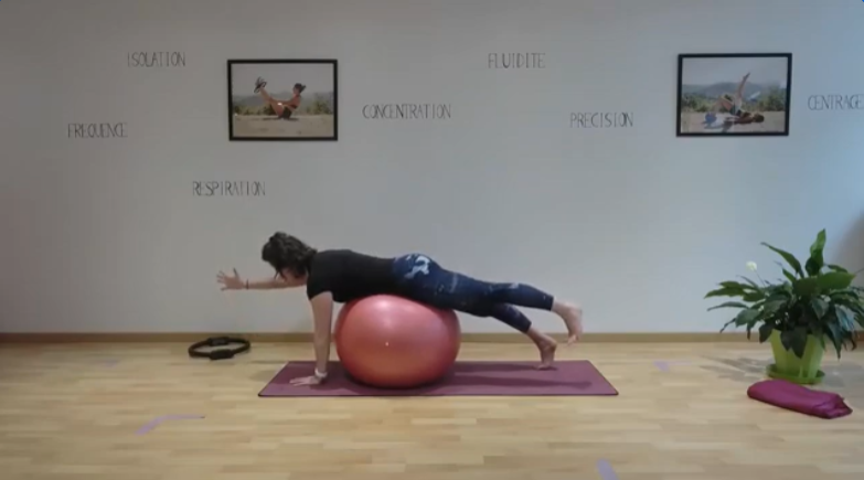 Exercice du nageur sur Swiss ball Pilates