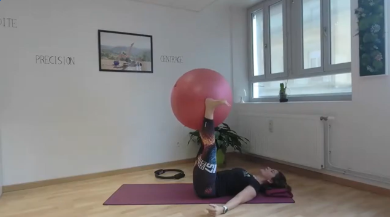 Exercice du lever de ballon avec les chevilles en Pilates