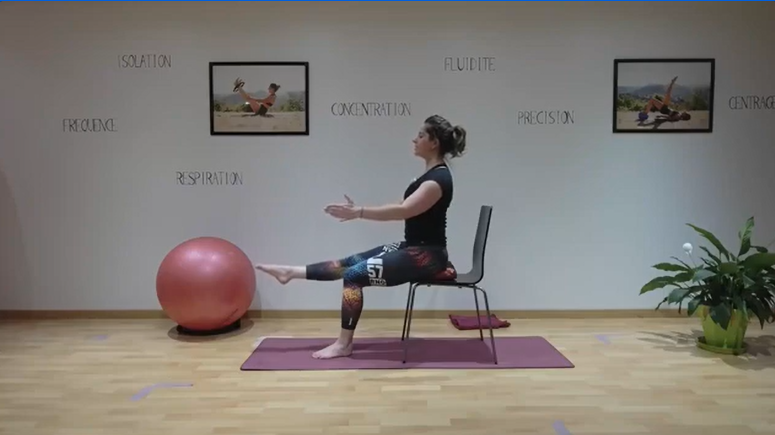 Exercice de Pilates sur chaise à faire chez soi