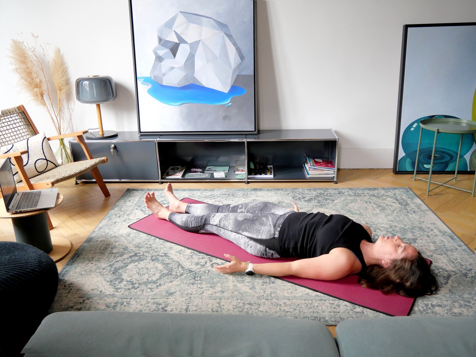 Sophie Fleutelot qui pratique le Pilates sur un tapis de sol