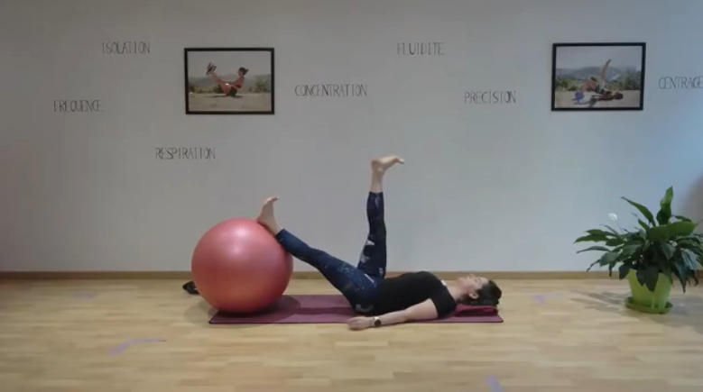 Exercice de Pilates sur Swiss ball