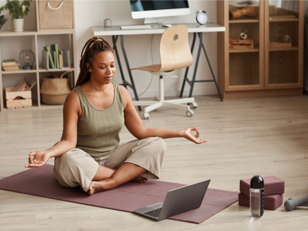Les avantages du pilates en ligne pour les mamans occupées
