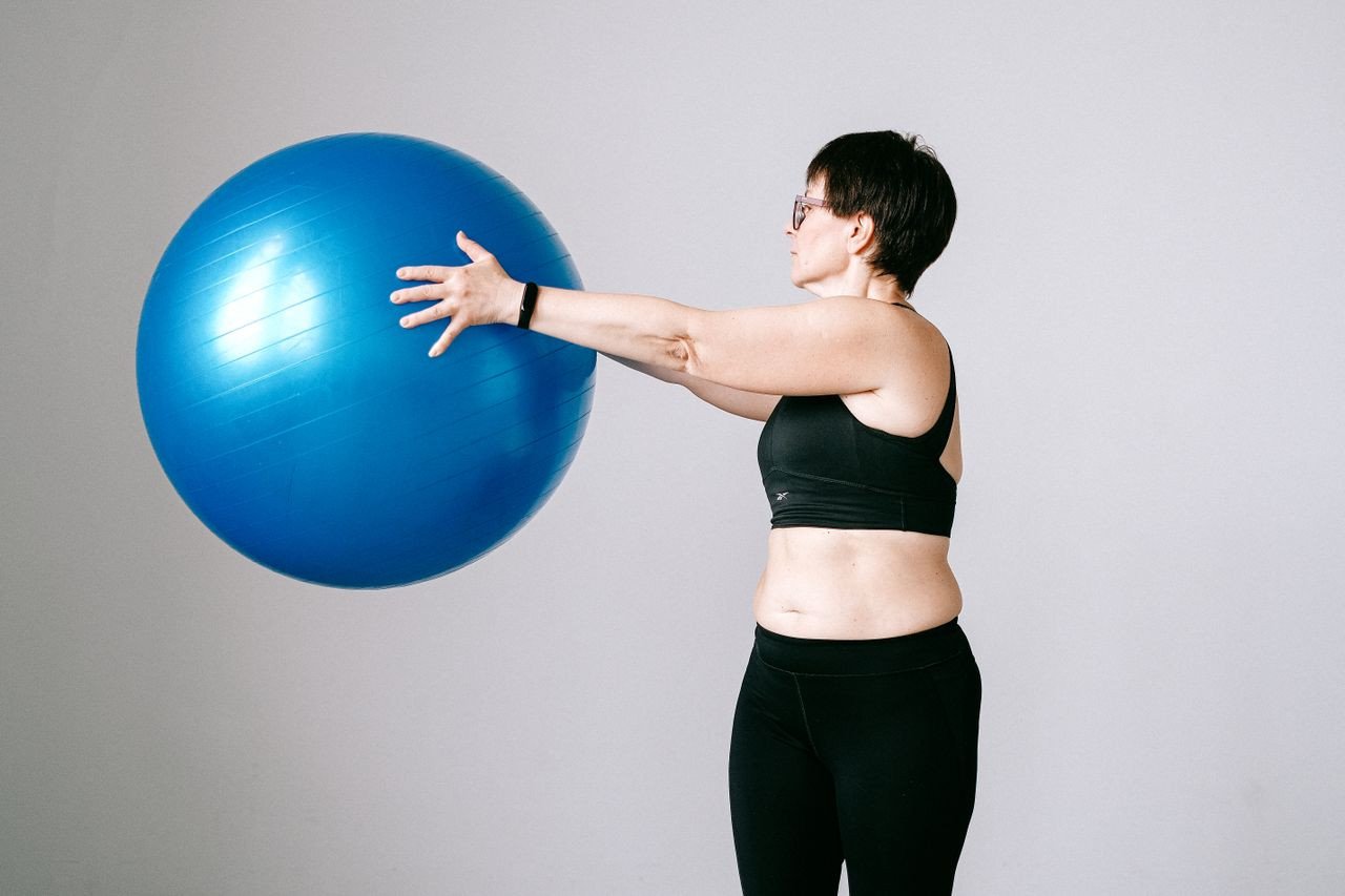 Femme qui fait du Pilates après 50 ans