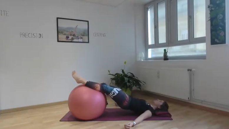 Lever de bassin sur ballon en Pilates 